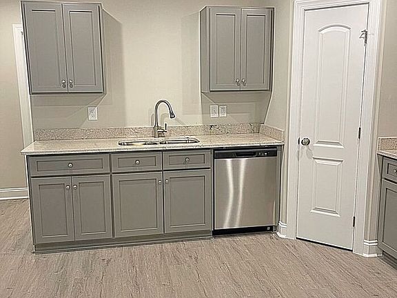 4th image of 1005 Charles St