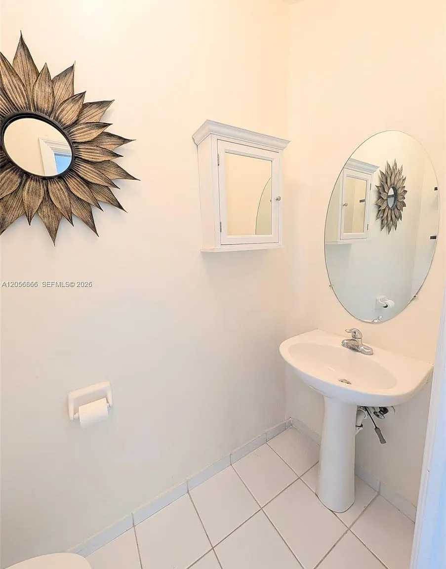 Towngate Condo Six — Photo 4