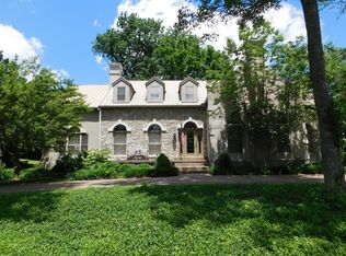 215 Crown Point Dr, Frankfort, KY 40601