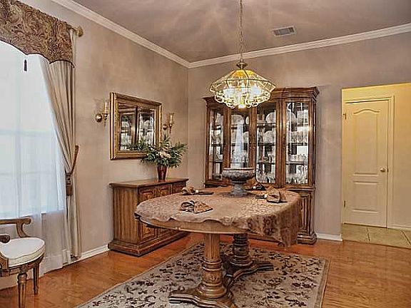4th image of 2633 Goldfinch Dr
