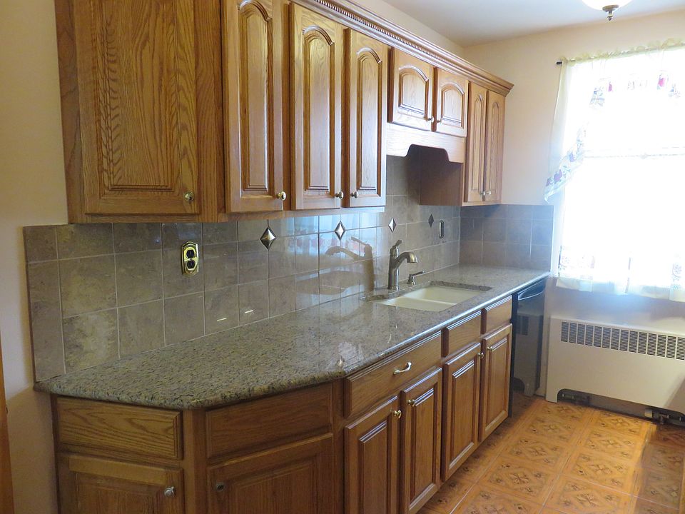 1st image of 13 Bryant Cres APT 1I