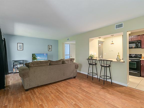 4th image of 12 Veronese Ct