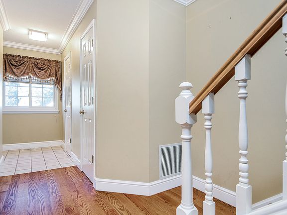 3rd image of 402 Essex Ct