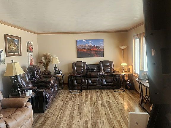 2nd image of 600 W Avenue D