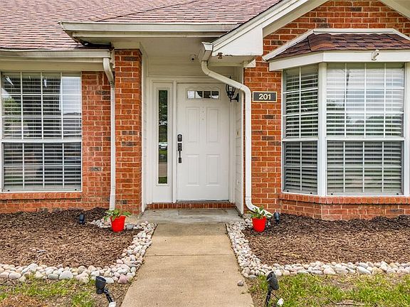 3rd image of 201 Yorkshire Ln