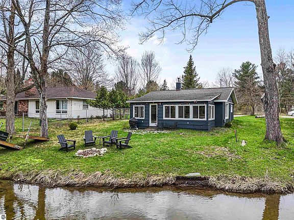 5th image of 3185 Riverside Dr