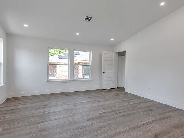 1023 Strickland St — Photo 9