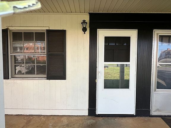 2nd image of 106 Holmes Cir APT 2