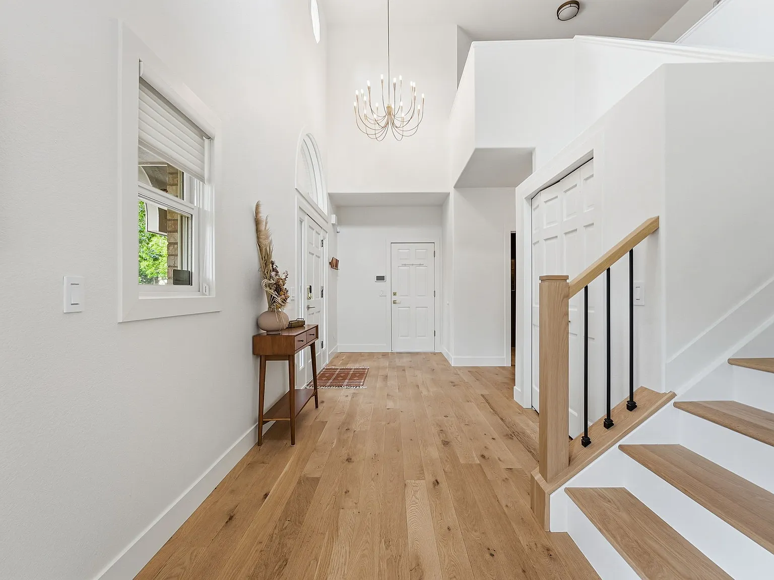 4 bed, 3.5 bath, 4000 sqft, $8,000 — Photo 4