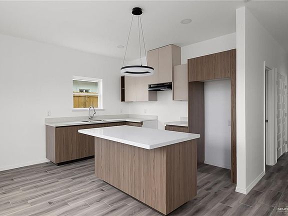 4th image of 1300 S Xanthia St #3