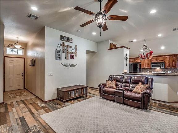 3rd image of 1504 Jordan Dr