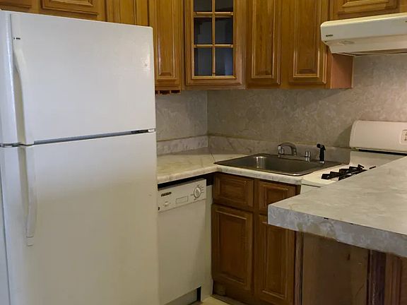 5th image of 370 Park Pl APT 2