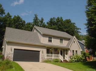 10832 Eagle Cove Dr, South Lyon, MI