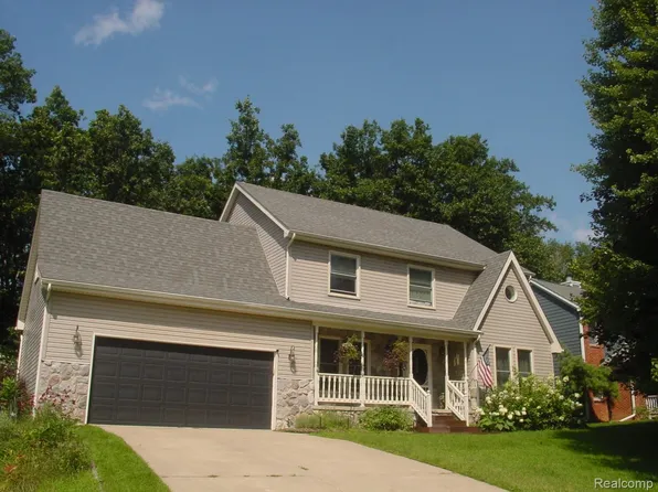 10832 Eagle Cove Dr, South Lyon, MI 48178