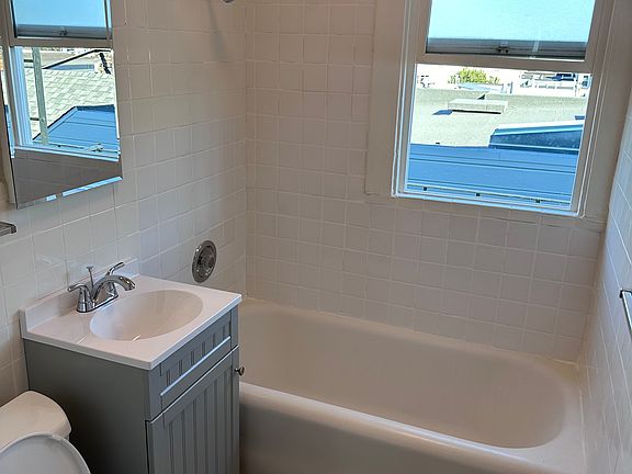 4th image of 2090 Grove St #9