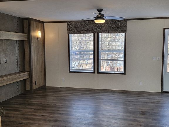4th image of 875 Grand River Avenue Gate #43