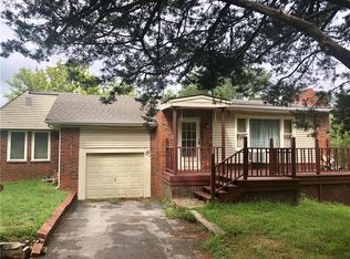 810 N 141st St, Bonner Springs, KS 66012