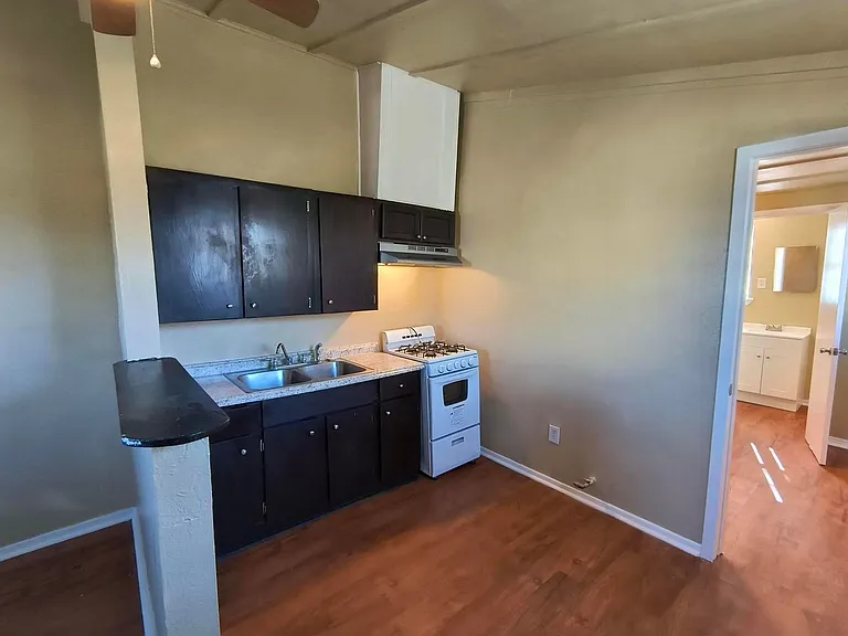 617 E Ave C — Photo 2