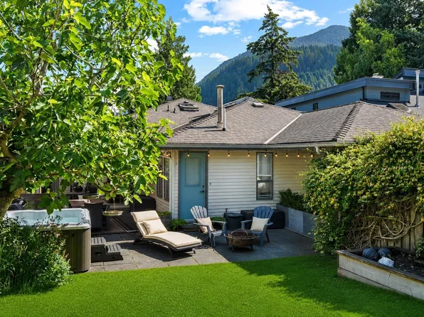 6422 Douglas St, West Vancouver, BC V7W 2G2