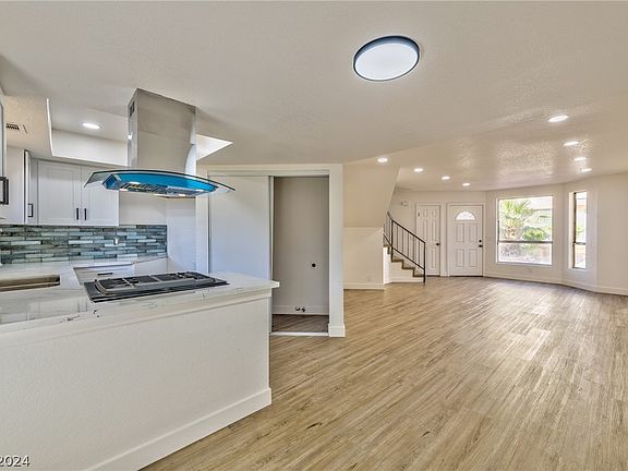 2nd image of 542 Kristin Ln
