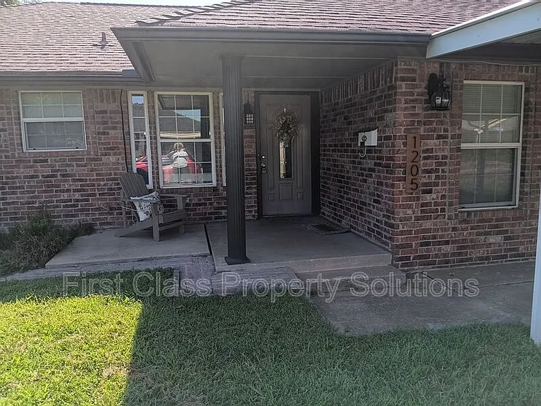 1205 S Howard Ave — Photo 2