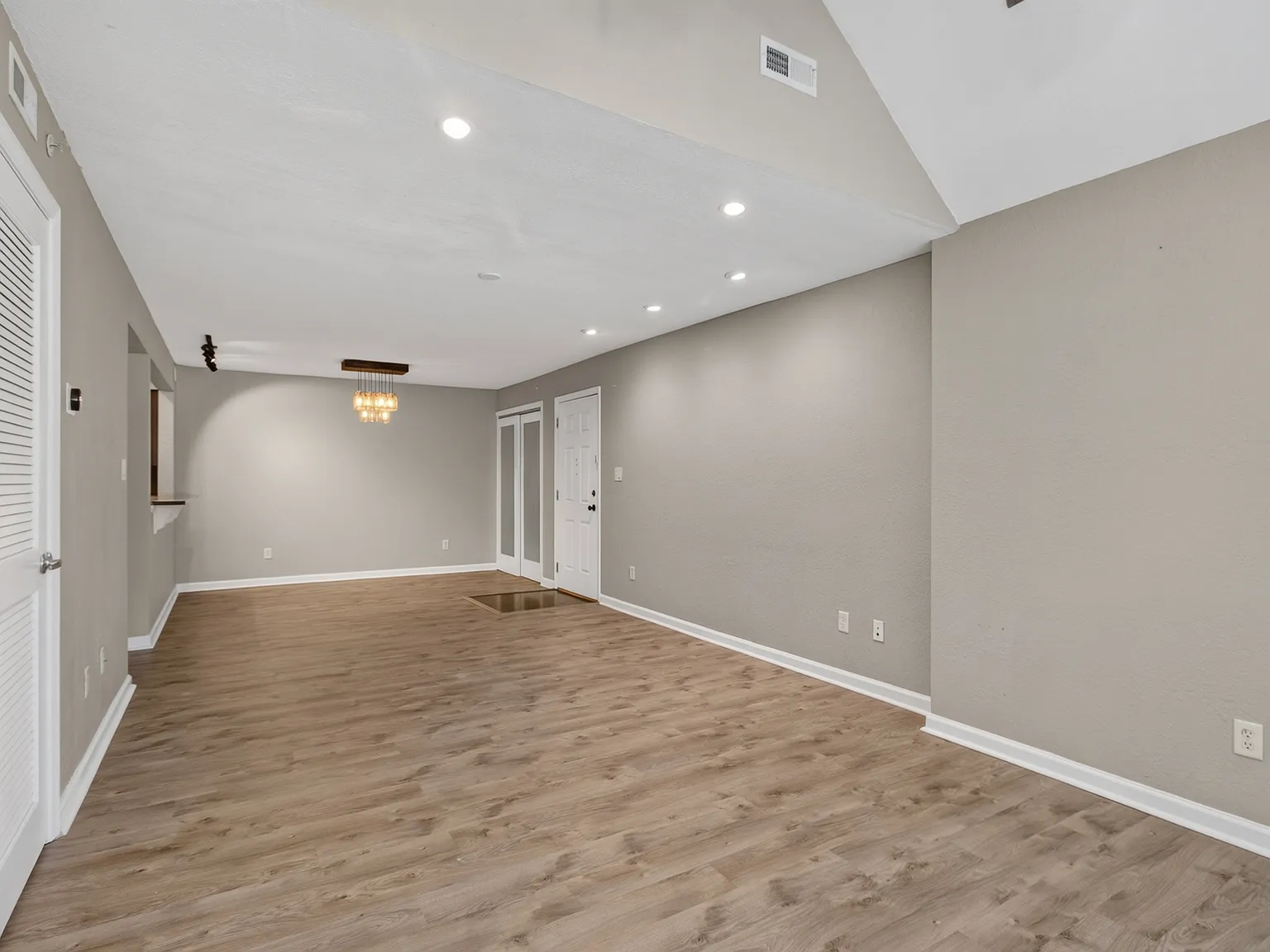 2 bed, 946 sqft, $1,915 — Photo 4