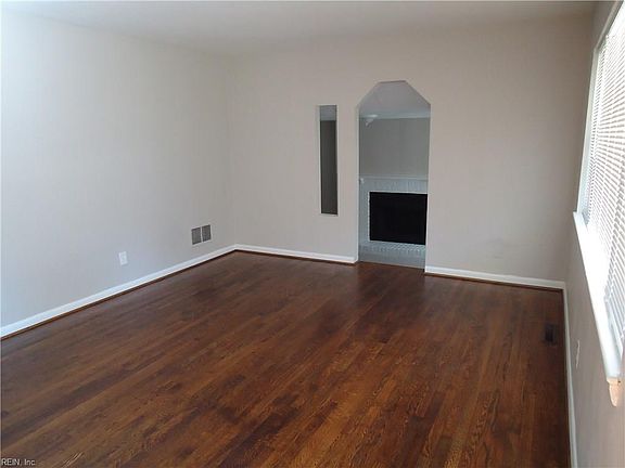 4th image of 325 Barcelona Ln