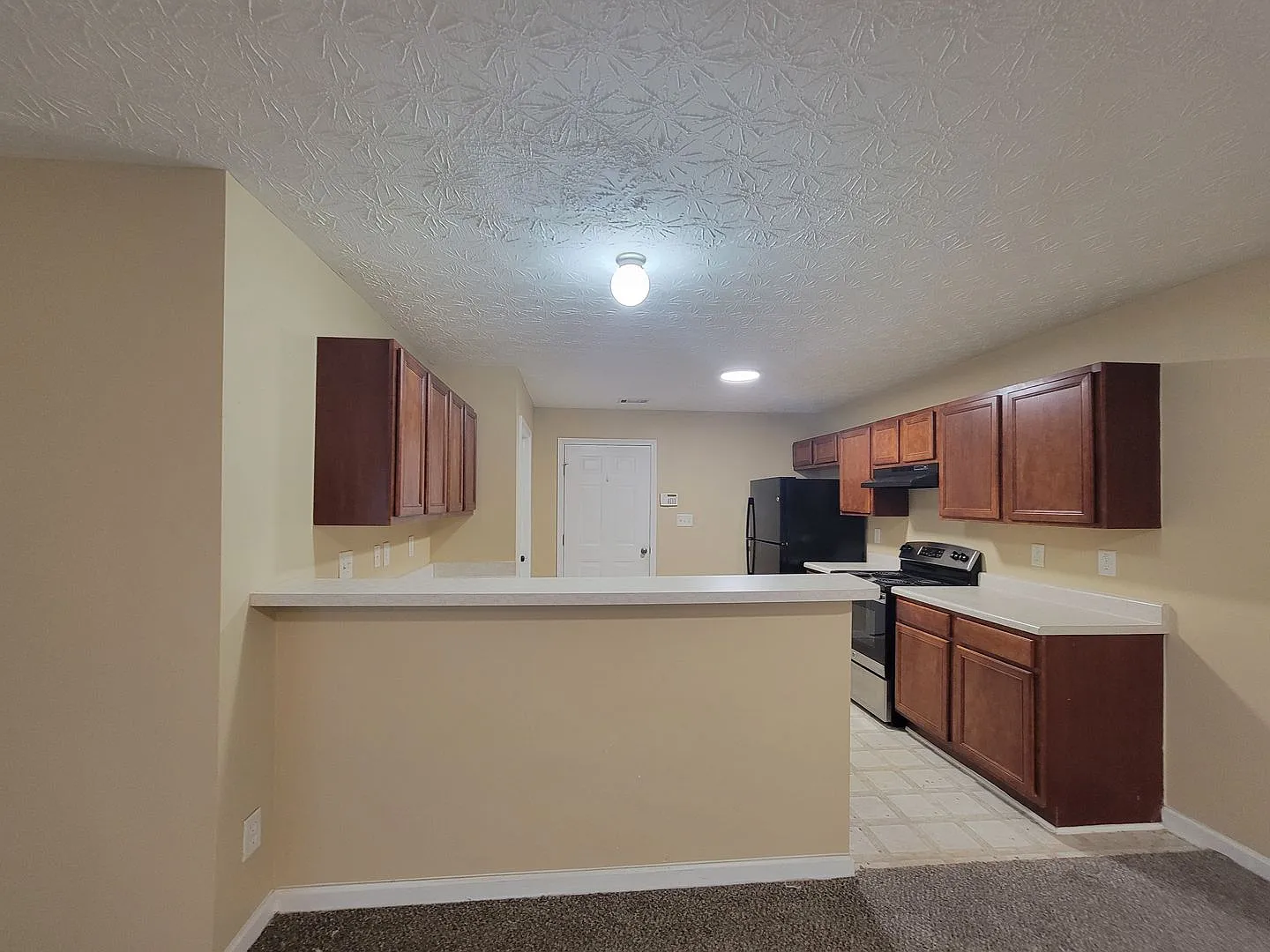 Save Time - Save Money - Beautiful Townhome - New Carpet — Photo 2