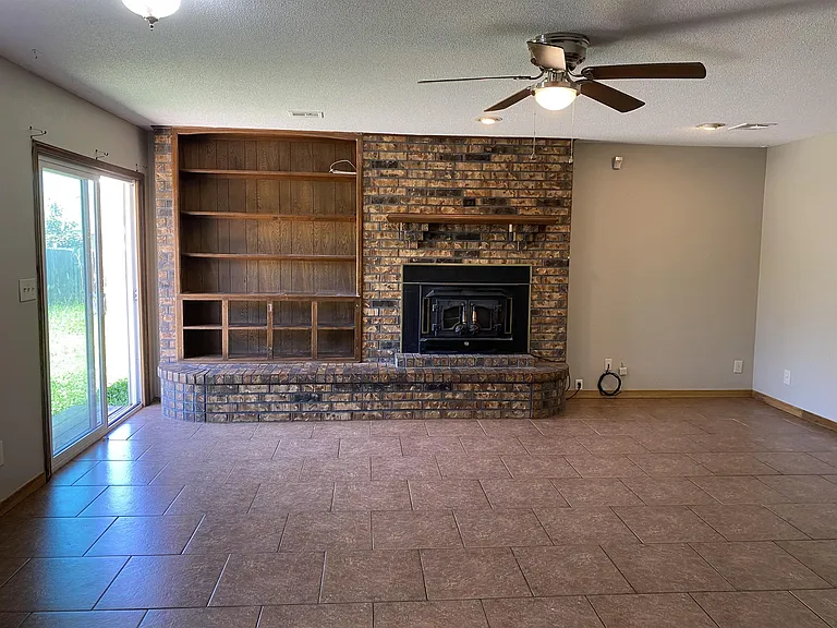 429 E Hillcrest Ln — Photo 6