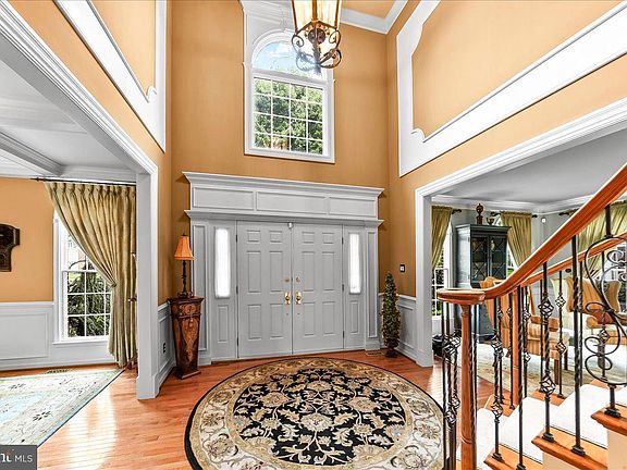 4th image of 30 William Howard Dr