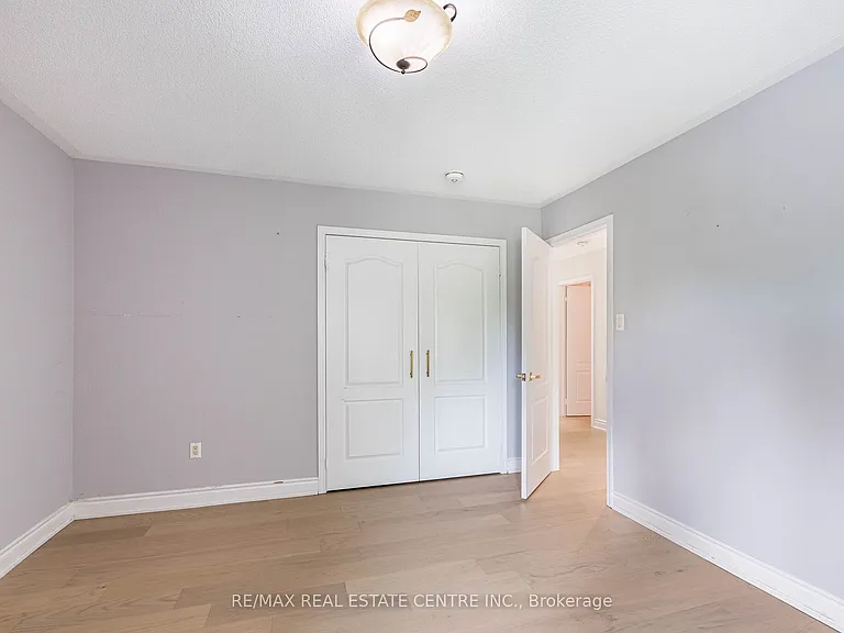 3339 Crompton Cres — Photo 36