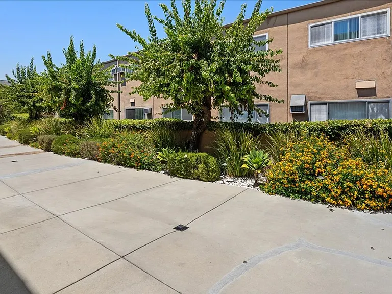 Encino Plaza Apartments — Photo 7