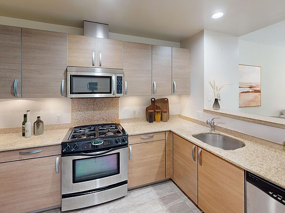 4th image of 1 Mandalay Pl Unit 902