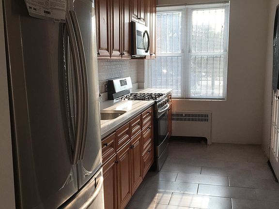 3rd image of 1056 Stratford Ave