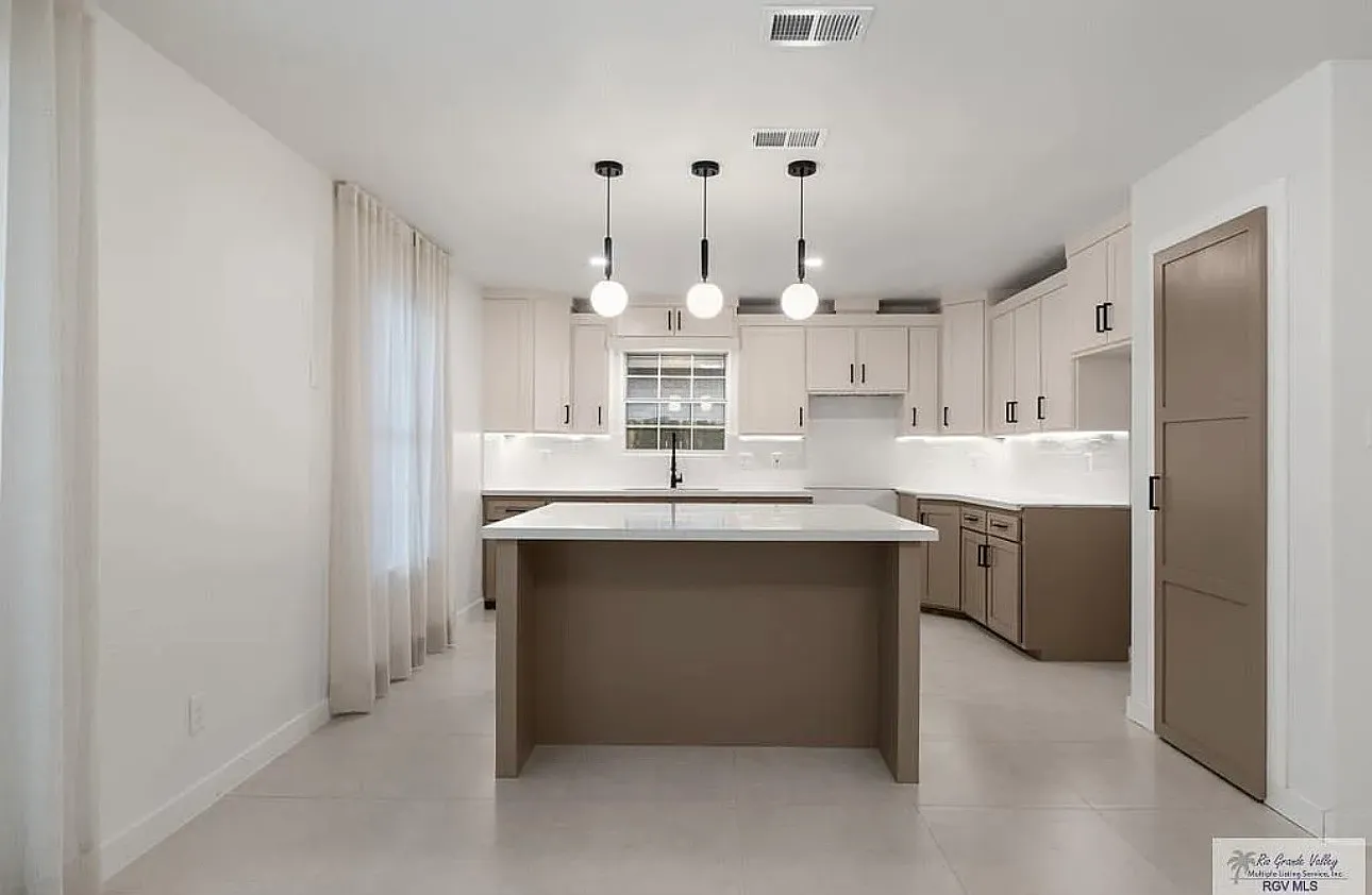 3 bed, 1276 sqft, $1,900 — Photo 3
