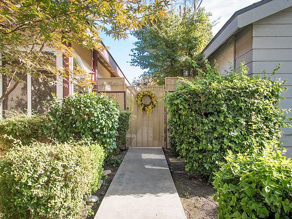 4th image of 1736 E Babcock Ave