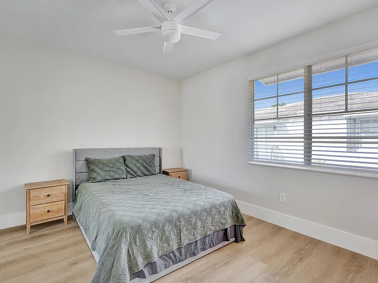 3600 NW 5th Ter — Photo 26