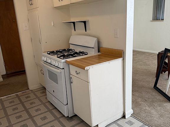 Gas stove and metal kitchen cabinets