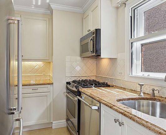 4th image of 111 E 85th St APT 11F