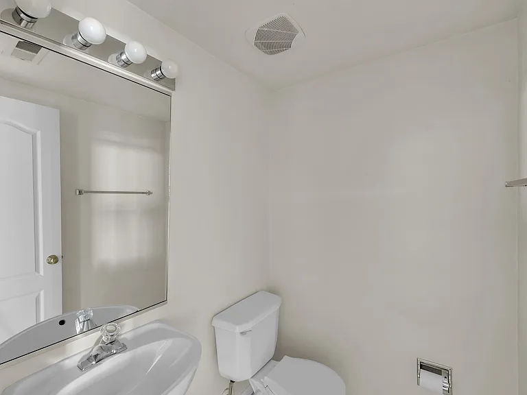 2322 Charing Cross Rd — Photo 10