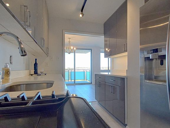 5th image of 10401 Grosvenor Pl APT 1409