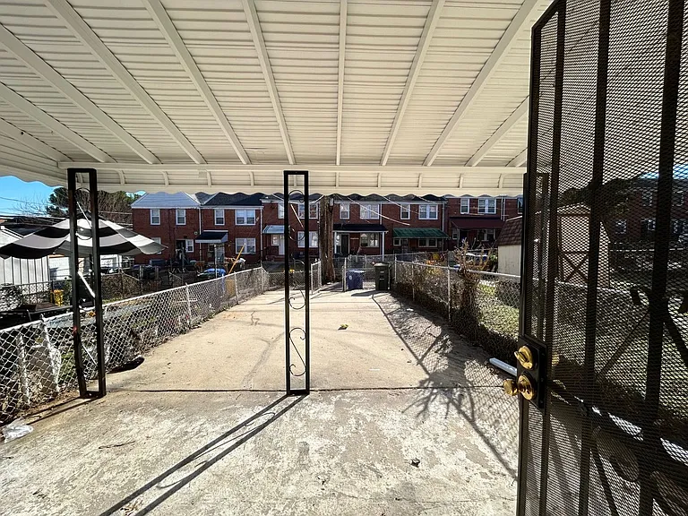 3527 Woodstock Ave — Photo 9