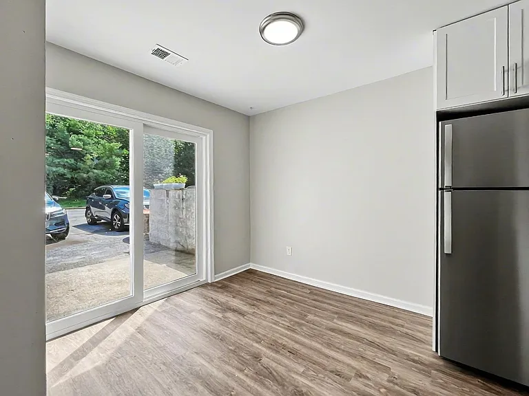 514-536 Crooked Ln — Photo 11