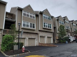 588 Windsor Dr #810, Palisades Park, NJ 07650