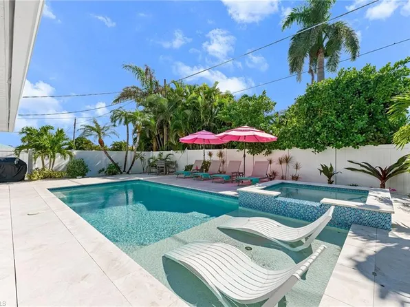 690 100th Ave N, Naples, FL 34108