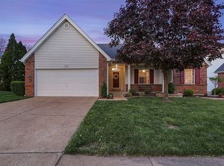 926 Shandra Dr, Ballwin, MO 63021