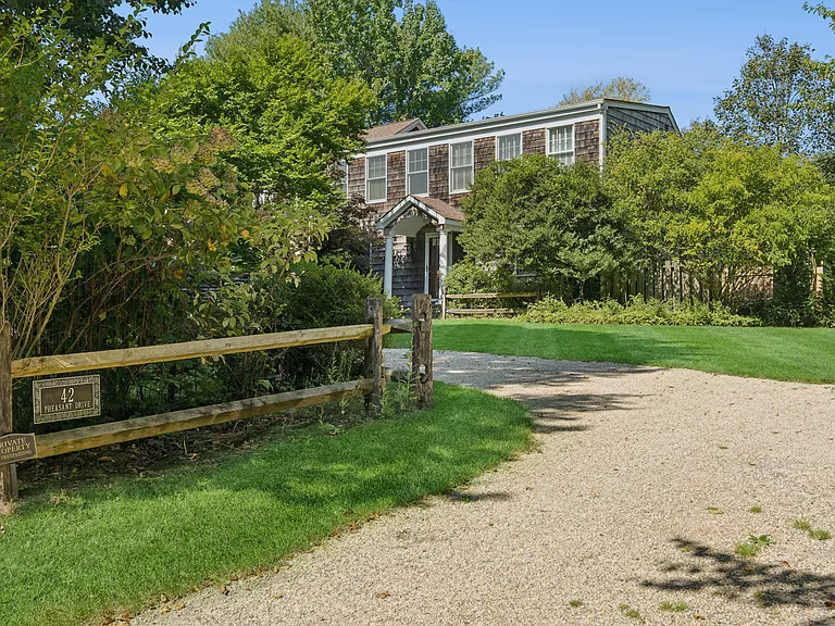 42 Pheasant Dr — Photo 1