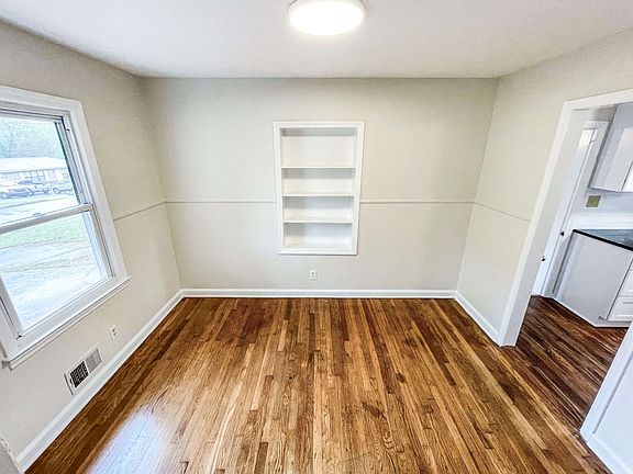 5th image of 383 Norton Cir SE