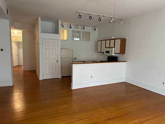 4th image of 923 S 11th St Floor 2