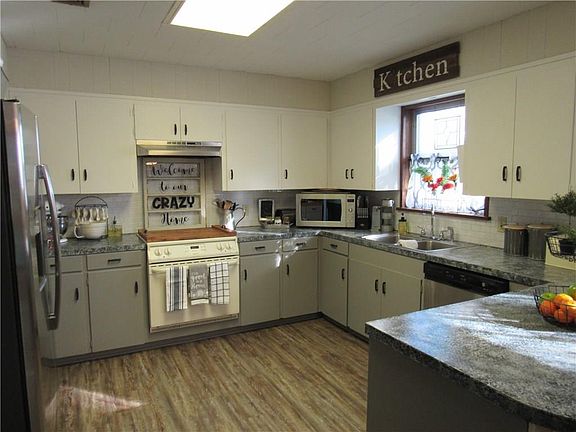 2nd image of 622 Alfred St